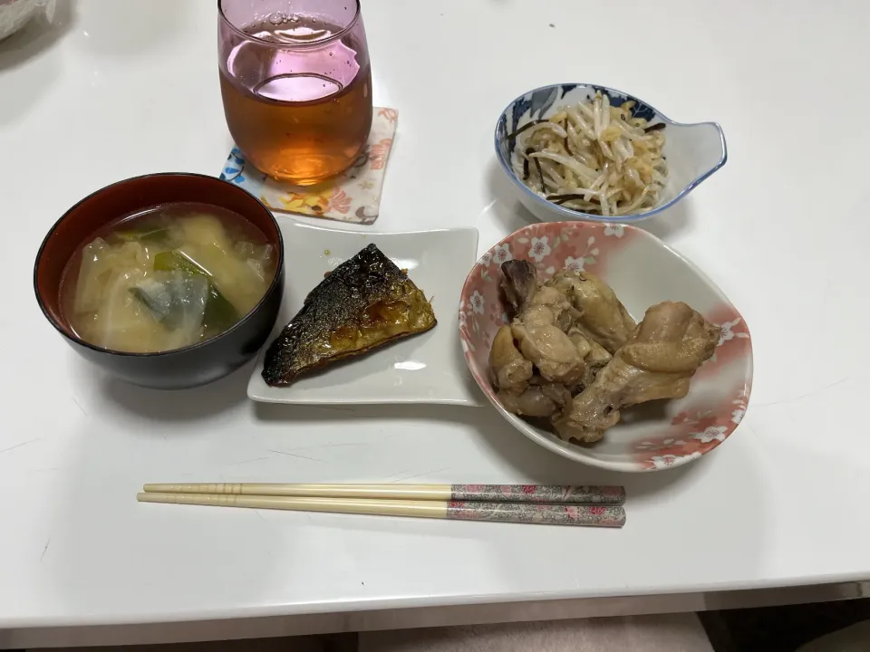 晩御飯☆鯖の塩焼き☆もやしの酢の物（天かす・塩っぺ）☆手羽元の酸っぱ煮☆みそ汁（キャベツ・揚げ・葱）|Saharaさん