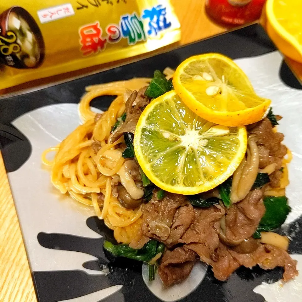 粒みそでニンニクバターパスタ〜牛肉・しめじ・ほうれん草〜／味変でさっぱり木酢をかけて／簡単パスタ／ZENB NOODLE使用|チョコさん