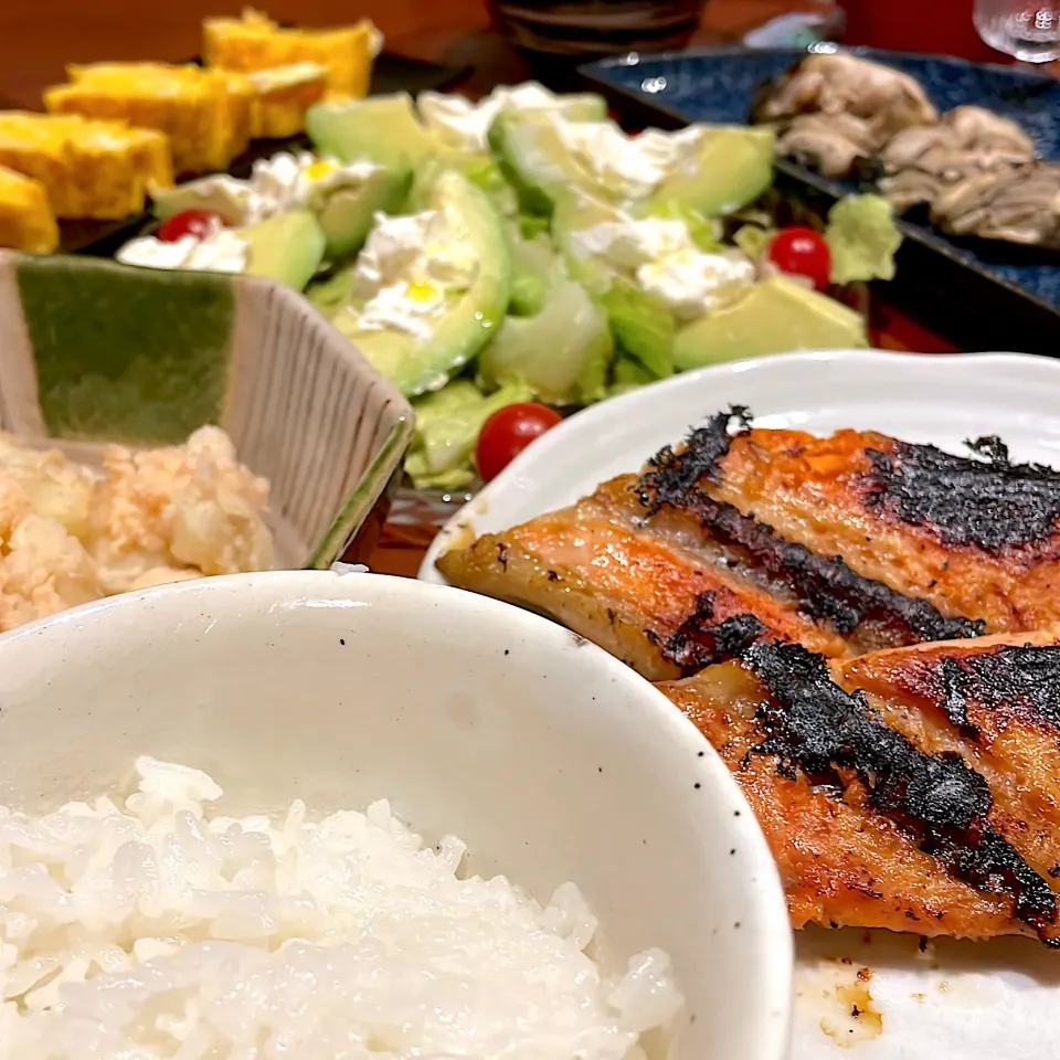 今日の晩ご飯　　　　　　　　　　　　　　　　　鮭の西京焼き　　　　　　　　　　　　　　　　　　牡蠣の炙り焼き|mokoさん