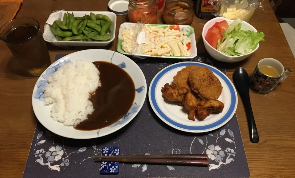 Snapdishの料理写真:カレーライス、カリふわさば唐揚げ、コロッケ、枝豆、マカロニサラダ、トマトとレタスのサラダ、沢庵、辛子明太子、六条麦茶、パインミックスジュース寒天(夕飯)|enarinさん