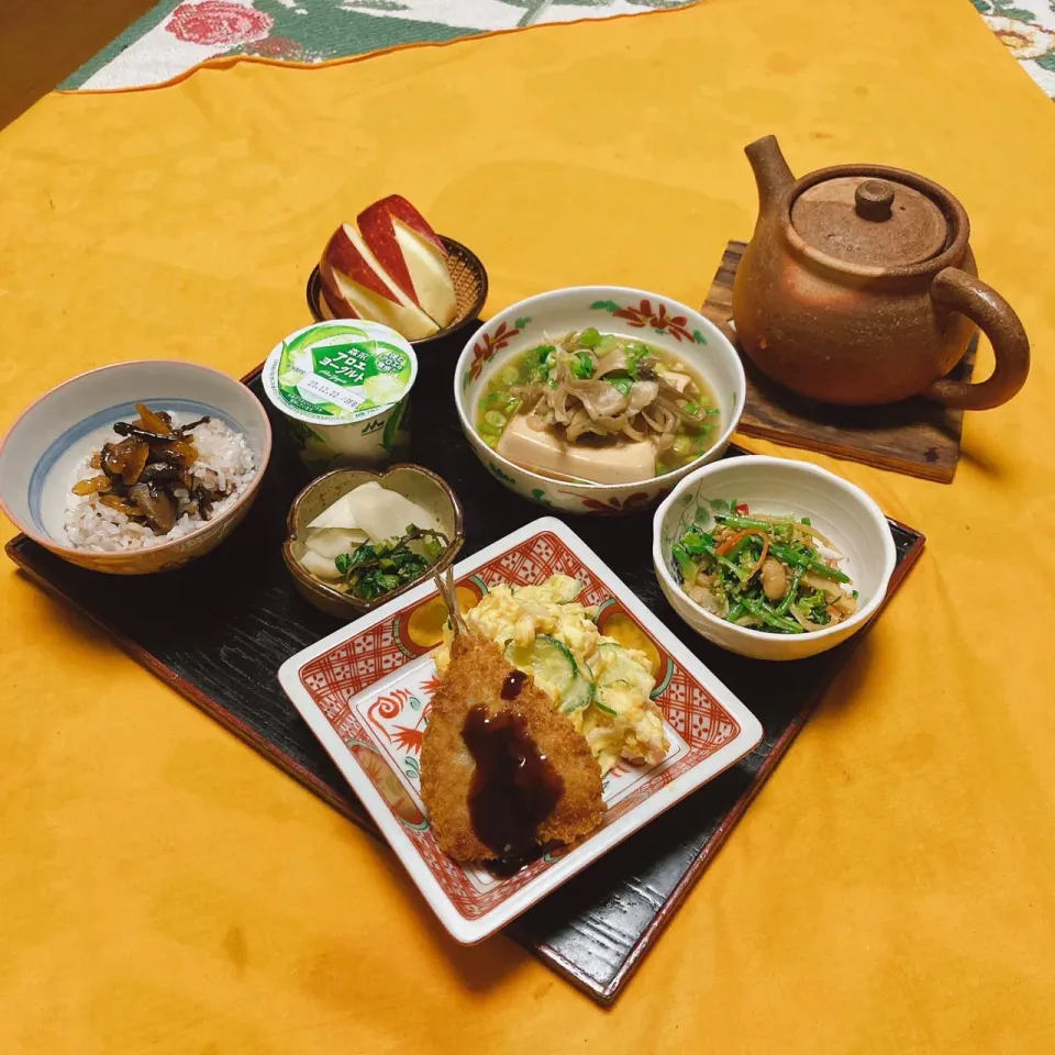grandmaの晩ごはん☆ 今夜はさつま芋のサラダとイワシのフライ、ほうれん草のごま和え、煮豆腐に舞茸を添えて…頂きます|kaoriさん