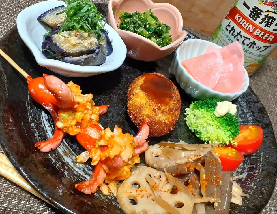 Snapdishの料理写真:ワンプレートおつまみ🎶

🍺ウインナーキムチ串
🍺レンコンきんぴら
🍺🥦🍅
🍺赤蕪の甘酢漬け
🍺大根葉お浸し
🍺茄子ゴマ味噌和え
🍺コロッケ|びせんさん