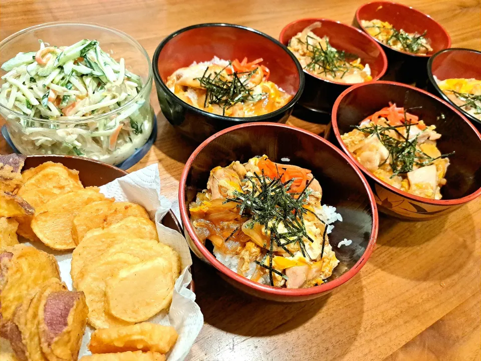 Snapdishの料理写真:おやこ丼　じゃが芋・さつま芋天　きゅうりもやし千切りサラダ|m aさん