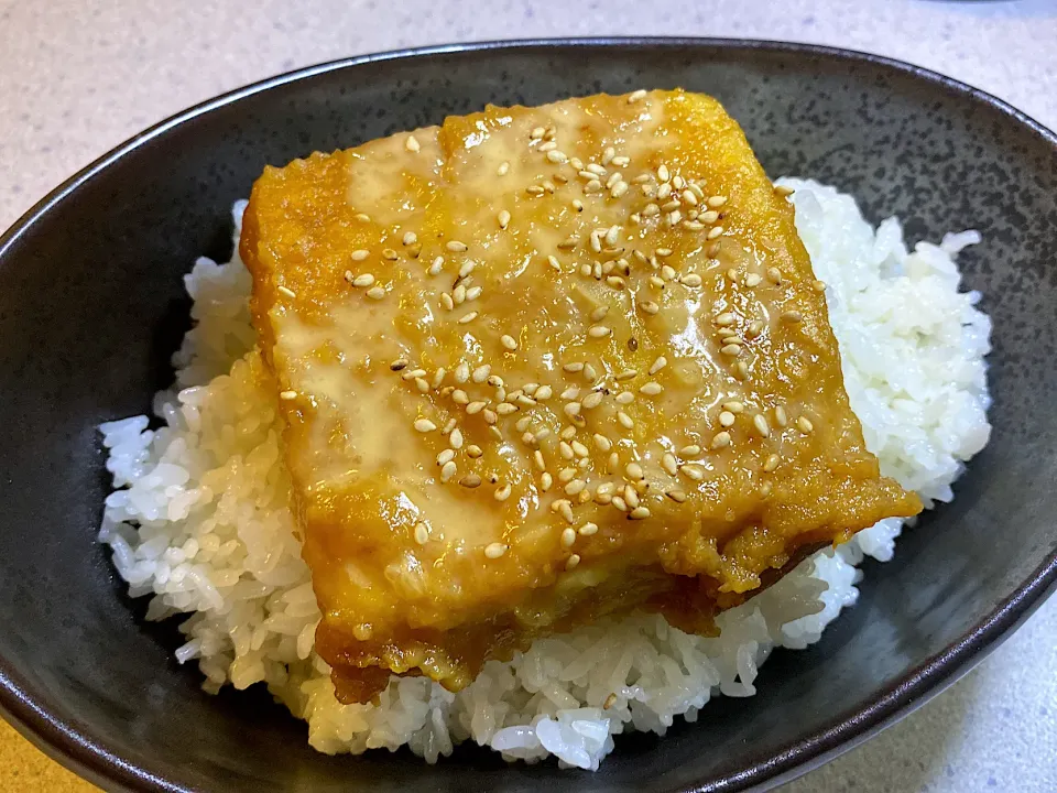 Snapdishの料理写真:冷凍豆腐の味噌マヨ ステーキ丼|依神姉妹の節約ずぼらレシピちゃんねるさん