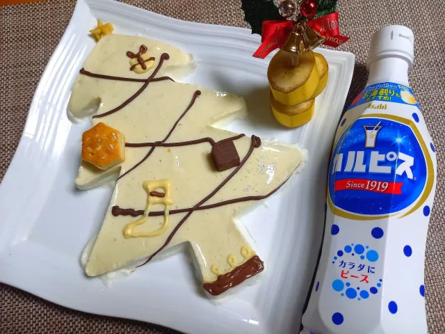 Snapdishの料理・レシピ写真:とろける2層のバナナカルピス牛乳ゼリー｜「#牛乳料理部」で『クリスマス』♪