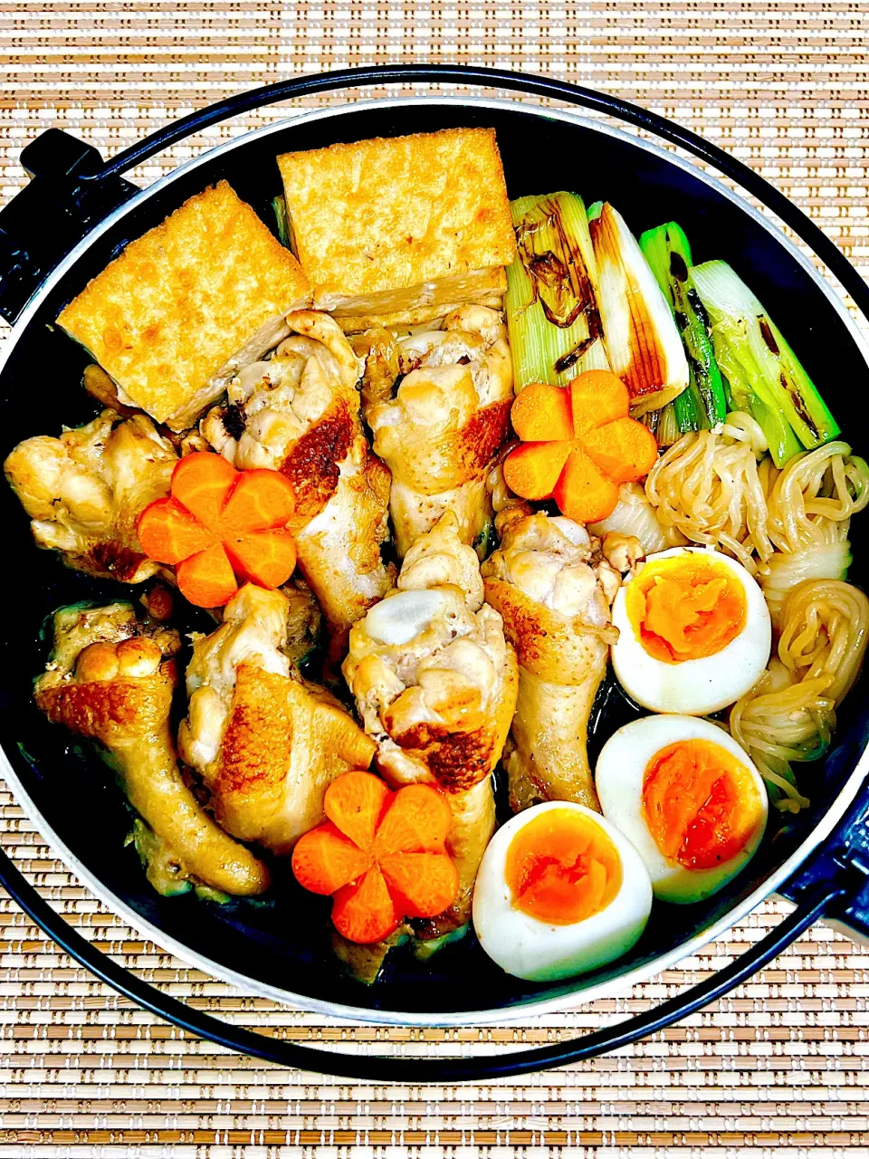 焼き目が香ばしい！鶏手羽元のすき焼き|まめもにおさん