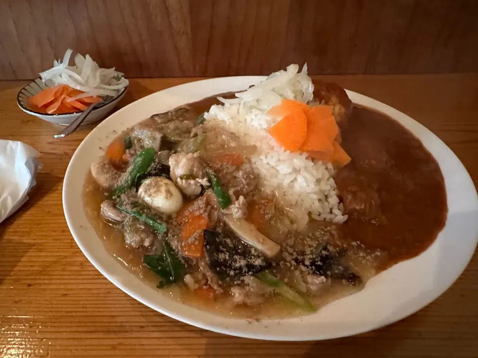 中華丼(コショー味)🇨🇳と大辛チキン🐔🍛🌶️🔥のあいがけ味玉トッピング🥚ピクルスマシマシ🥒|buhizouさん