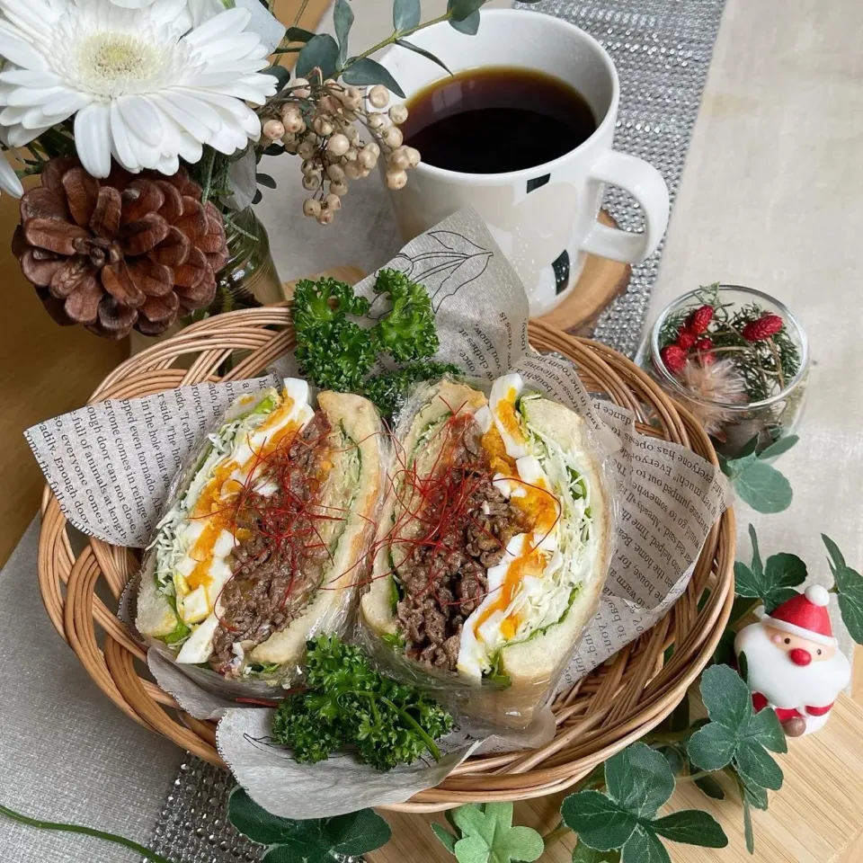 Snapdishの料理写真:12/12❤︎和牛牛焼肉たまごサンド🌱✨
お弁当の残り物で…

＊ ふく福パン
＊ 和牛牛焼肉
＊ 半熟たまご
＊ フリルレタス ＊キャベツ ＊トマト|Makinsさん