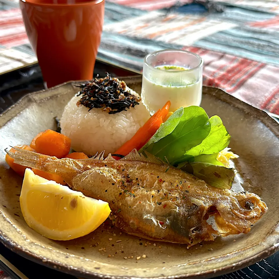 頭から丸かぶりいきまーす！揚げカレイのランチ|くまちゃんさん