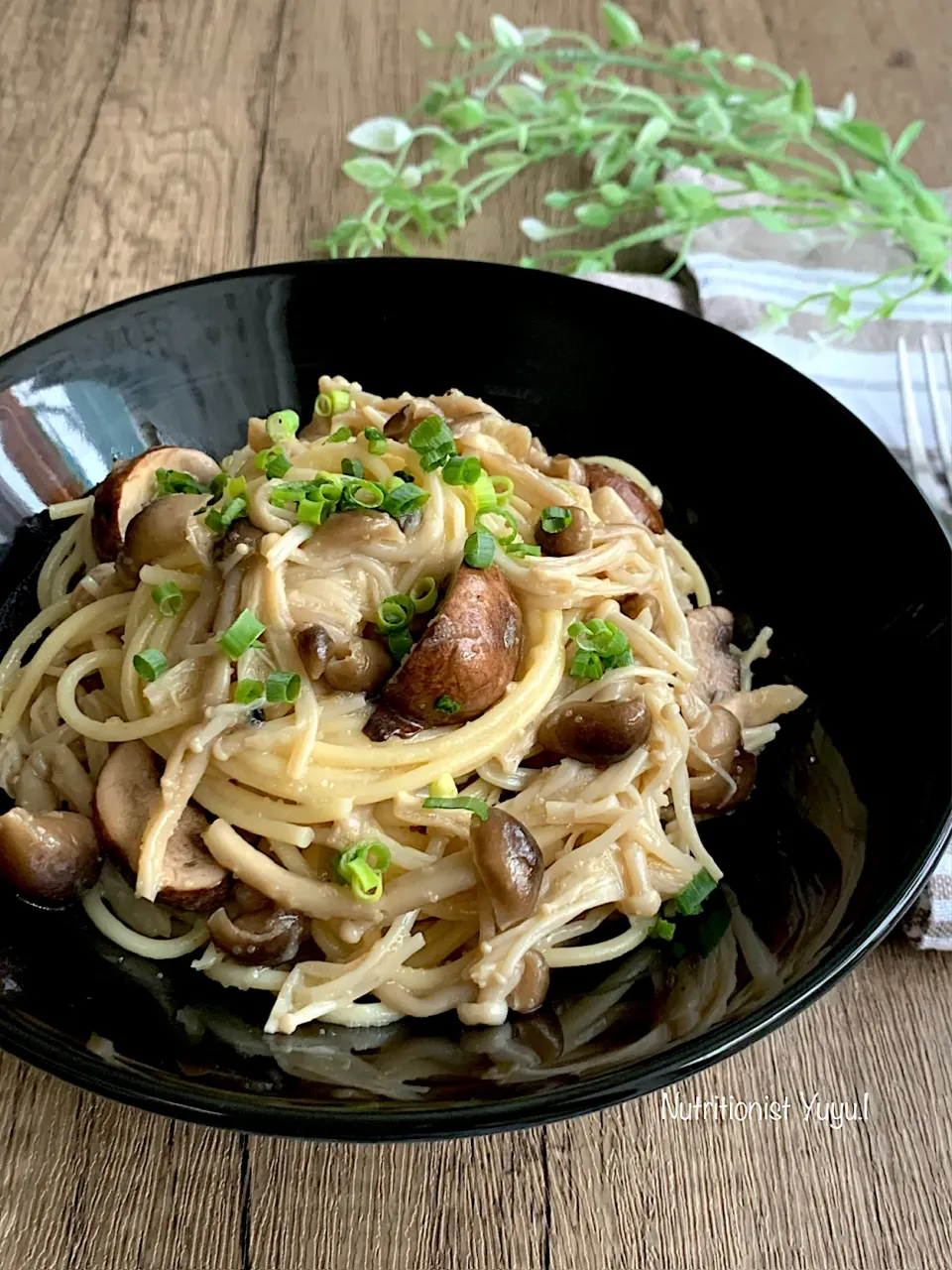 Snapdishの料理写真:バターガーリックのきのこたらこパスタ|ゆーこどんさん