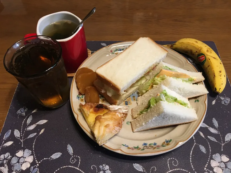 サンドイッチ、カスタードパイ、沢庵、タマネギスープ、六条麦茶、バナナ(昼飯)|enarinさん