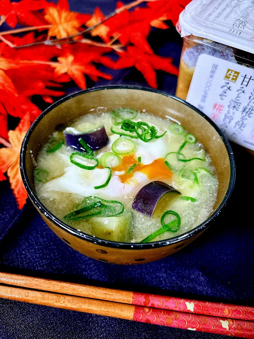 茄子　玉ねぎ　半熟卵のお味噌汁|オーロラさん