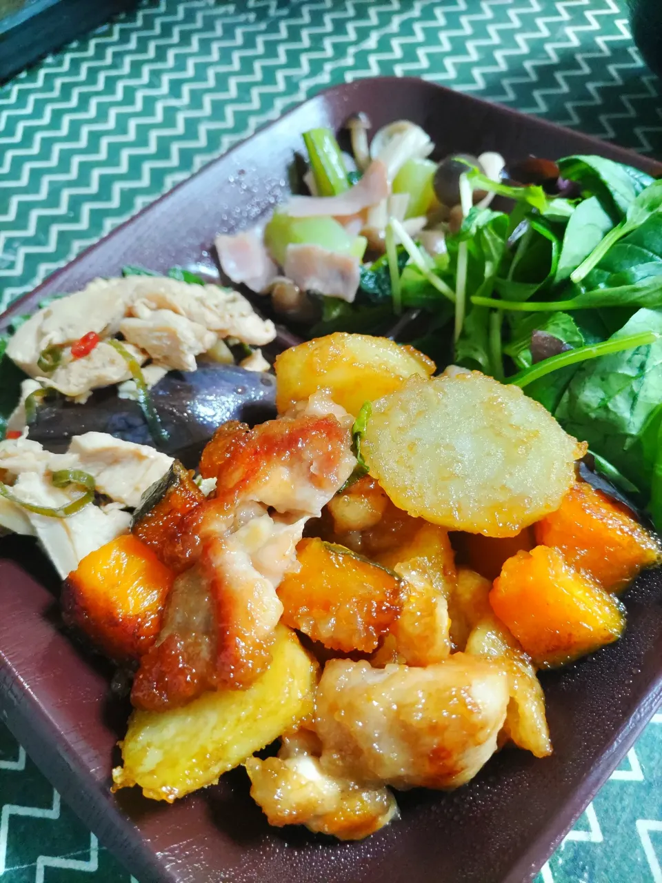 じゃがいもとかぼちゃともも肉の炒め🍀
副菜にナス煮浸し小松菜のベーコン蒸し添えたお弁当です✨|rikako♪。.:＊さん