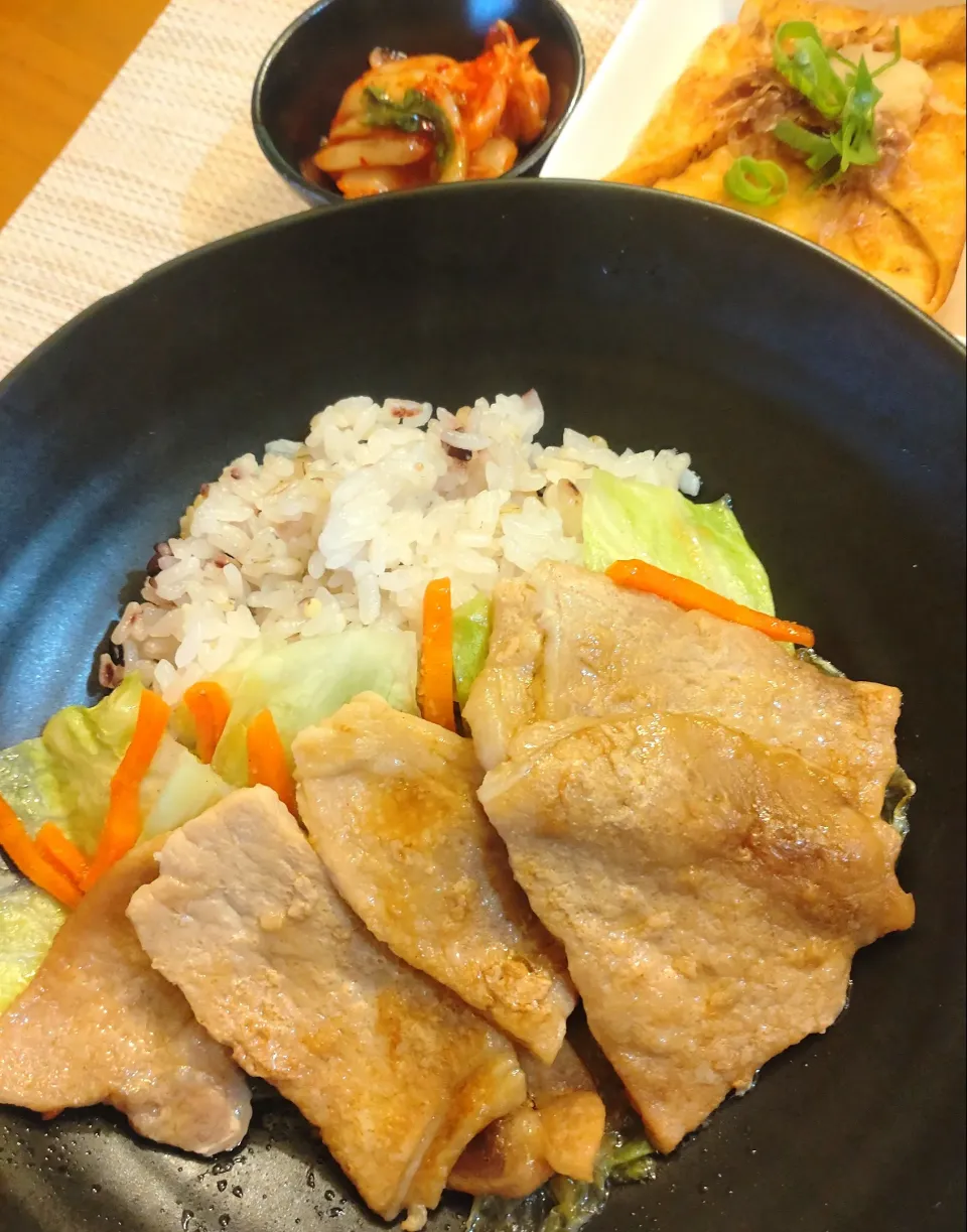 ☆豚肉しょうが焼き丼
☆焼き生厚揚げ
☆キムチ|chikakoさん