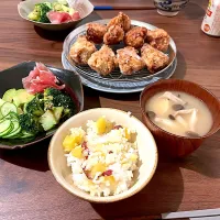 さつまいもご飯、手羽元唐揚げ、サラダ、味噌汁|satakeさん