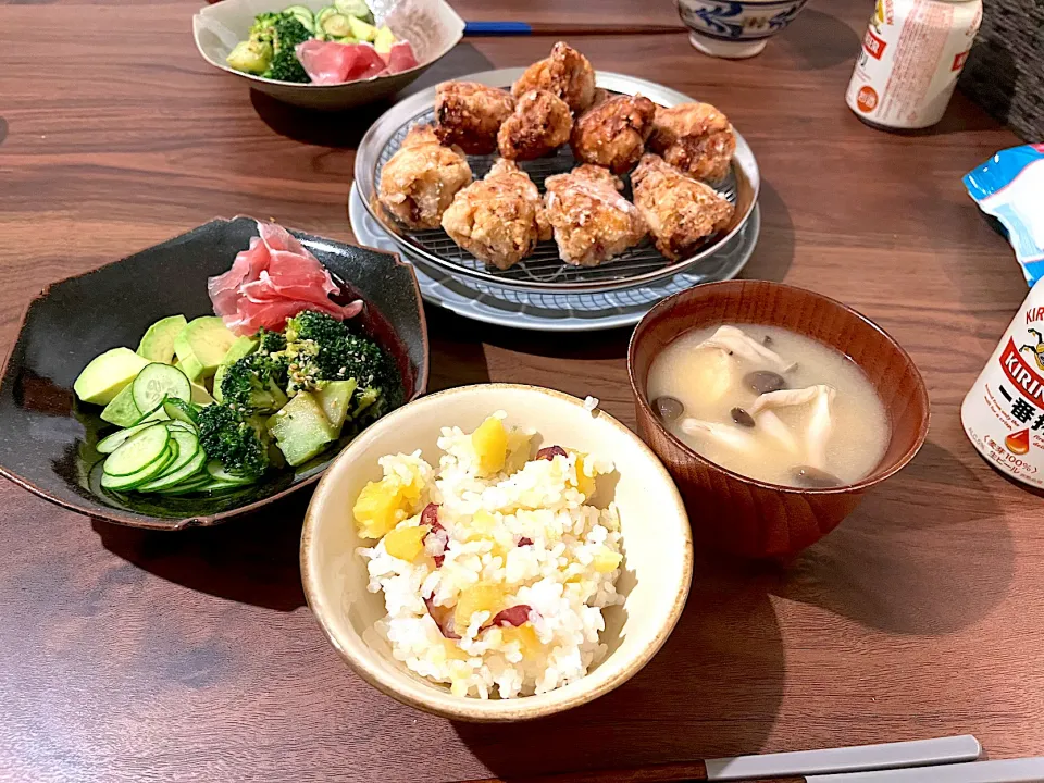 さつまいもご飯、手羽元唐揚げ、サラダ、味噌汁|satakeさん