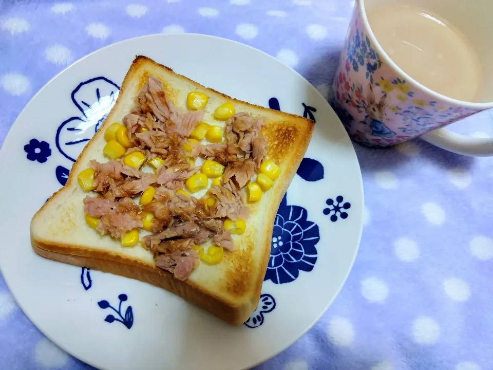 本当に適当に作ったツナコーントーストの
自分用夜ご飯🥹💞|m.rafuさん