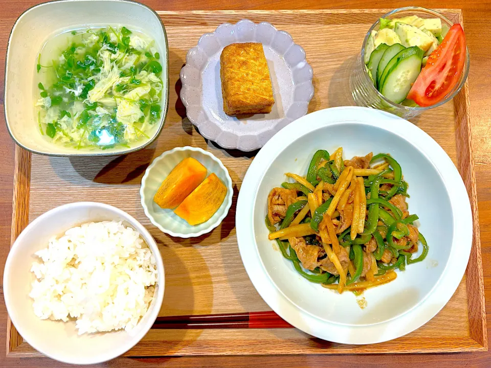 今日の夜ご飯(青椒肉絲、あつあげ、アボカドサラダ、豆苗スープ、柿)|cocomikaさん