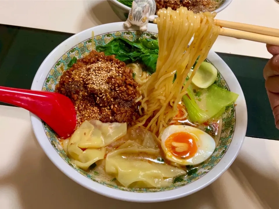 Snapdishの料理写真:お家で作る痺れるワン担々麺
#お家で作る担々麺
#ワンタン入り
#練りゴマたっぷり
#タカノのラー油|Takeshi  Nagakiさん