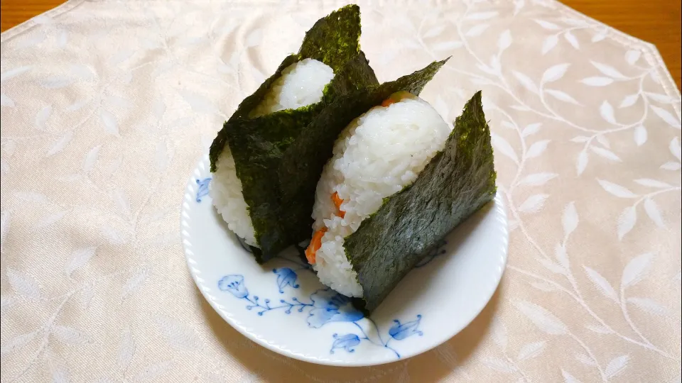 12/12の夜勤弁当🍙
塩鮭のおにぎり|卯月さん