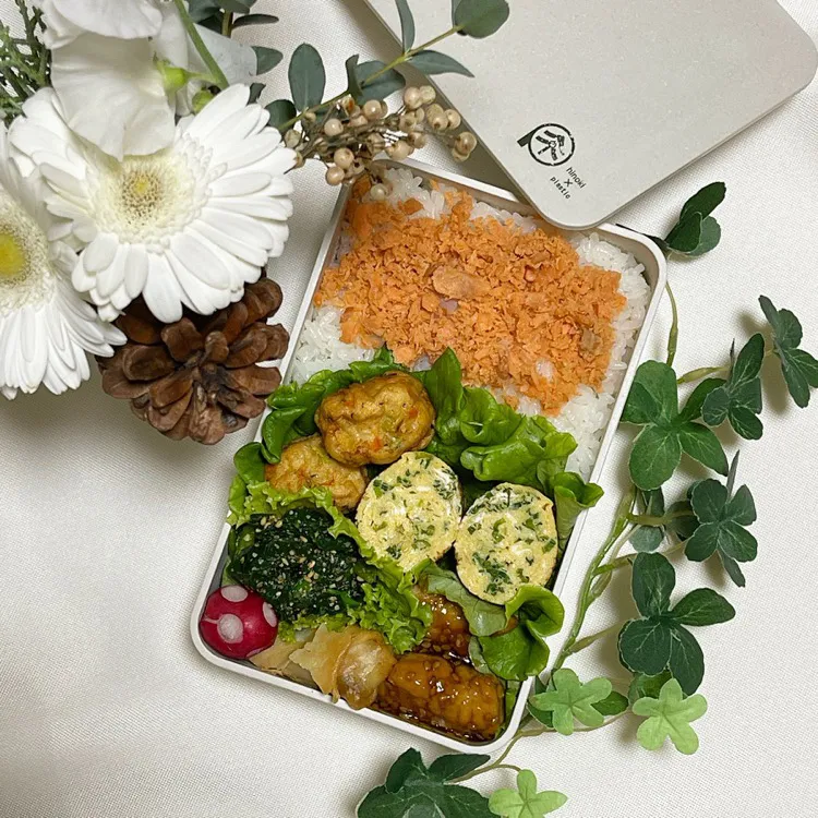 Snapdishの料理写真:12/13❤︎主人のお弁当🌱

＊ 鮭フレークごはん
＊ 照り焼きチキン
＊ 五目春巻き
＊ 九条ねぎたまご焼き
＊ えびとひじきのふんわり揚げ|Makinsさん