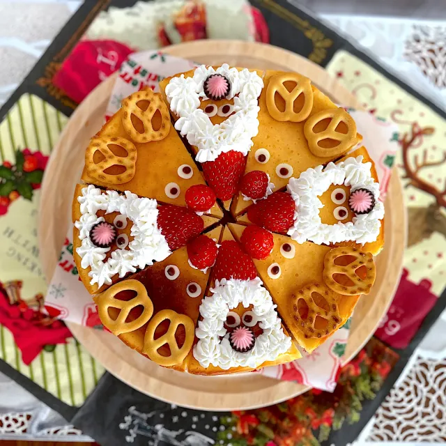 Snapdishの料理・レシピ写真:トナカイサンタのチーズケーキ♪｜みんなで作ろう♡クリスマススイーツ