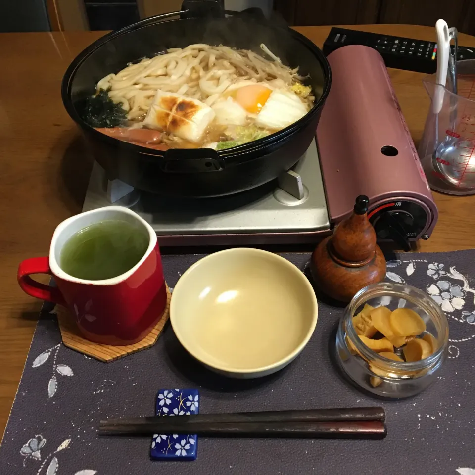 南部鉄器の鉄鍋焼きうどん、沢庵、熱い日本茶(昼飯)|enarinさん