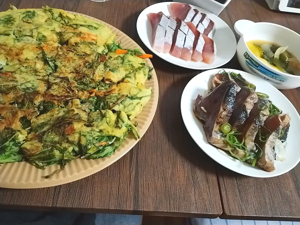 Snapdishの料理写真:水菜と人参のチヂミ
ハマチの刺し身
鰹のタタキ
じゃがいもと玉ねぎの味噌汁|尚さん