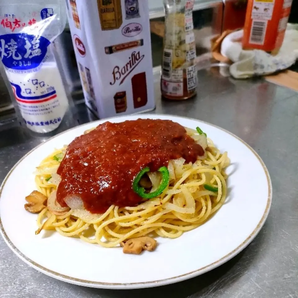 Snapdishの料理写真:昭和ミートスパ。

平成との違いは、まず麺は茹でおきで、オリーブオイルで炒めます。
具は、オニスラ、ピースラ、マッシュです。|ariyo4200さん