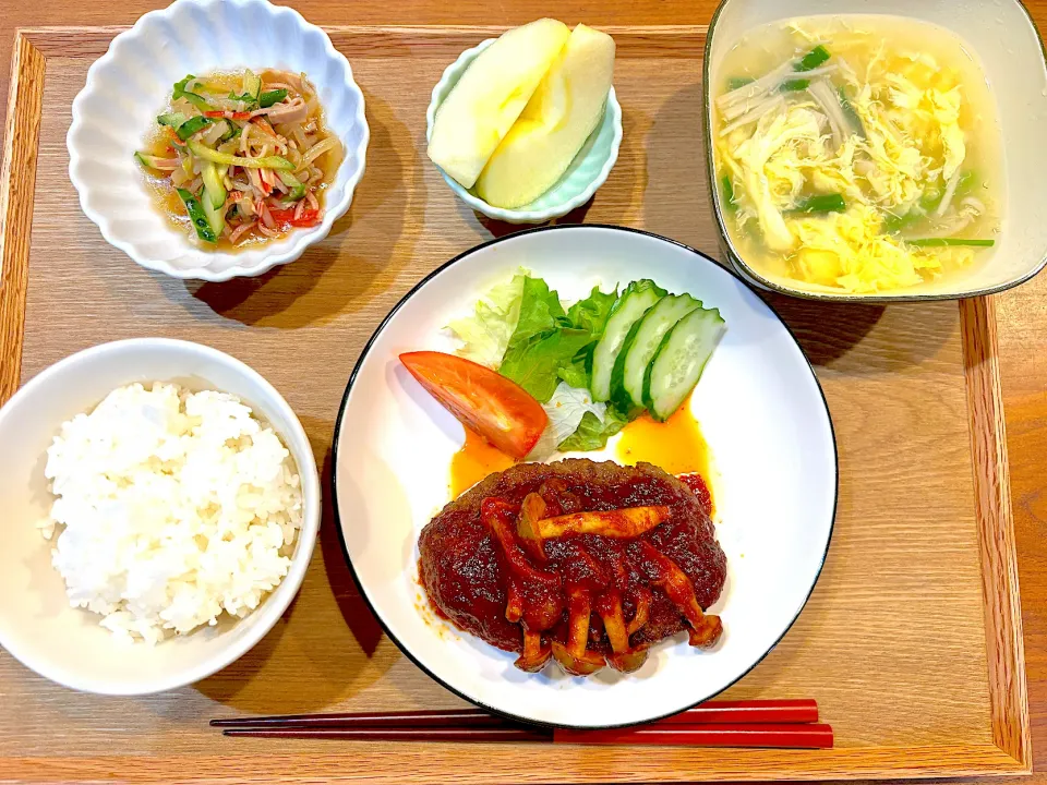 今日の夜ご飯(ハンバーグ、もやしサラダ、ネギえのきスープ、りんご)|cocomikaさん