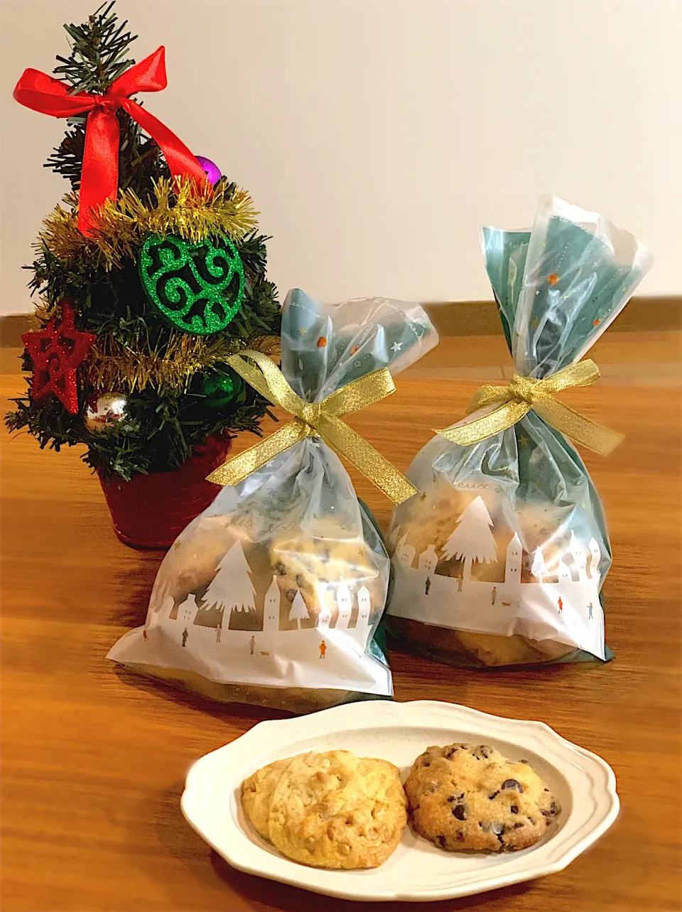 クリスマスプレゼント🎁チョコチップ＆キャラメルチョコチップのクッキー🍪|ふくすけ食堂さん