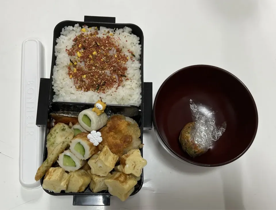 Snapdishの料理写真:パパ弁☆鮭☆ちくわの磯辺揚げ☆塩唐揚げ☆ちくわ胡瓜☆星型卵焼き☆みそ玉|Saharaさん