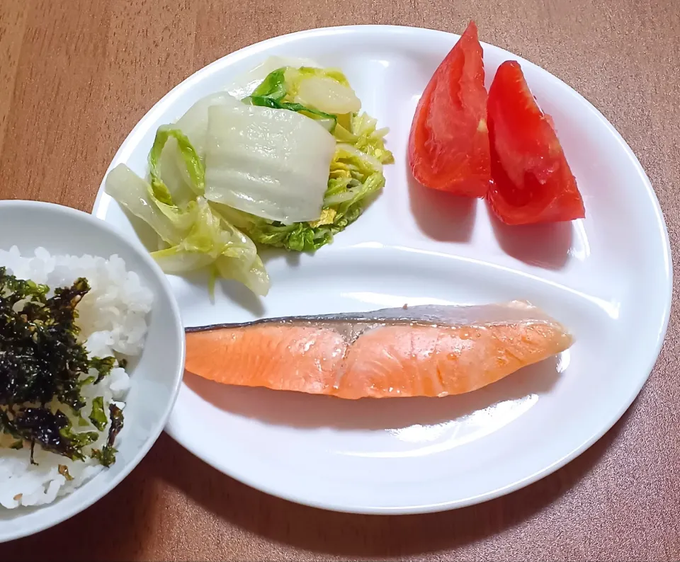 昨夜の晩御飯🌃🍴
塩鮭
白菜の白湯炒め
トマト
ご飯🍚に、韓国海苔|ナナさん