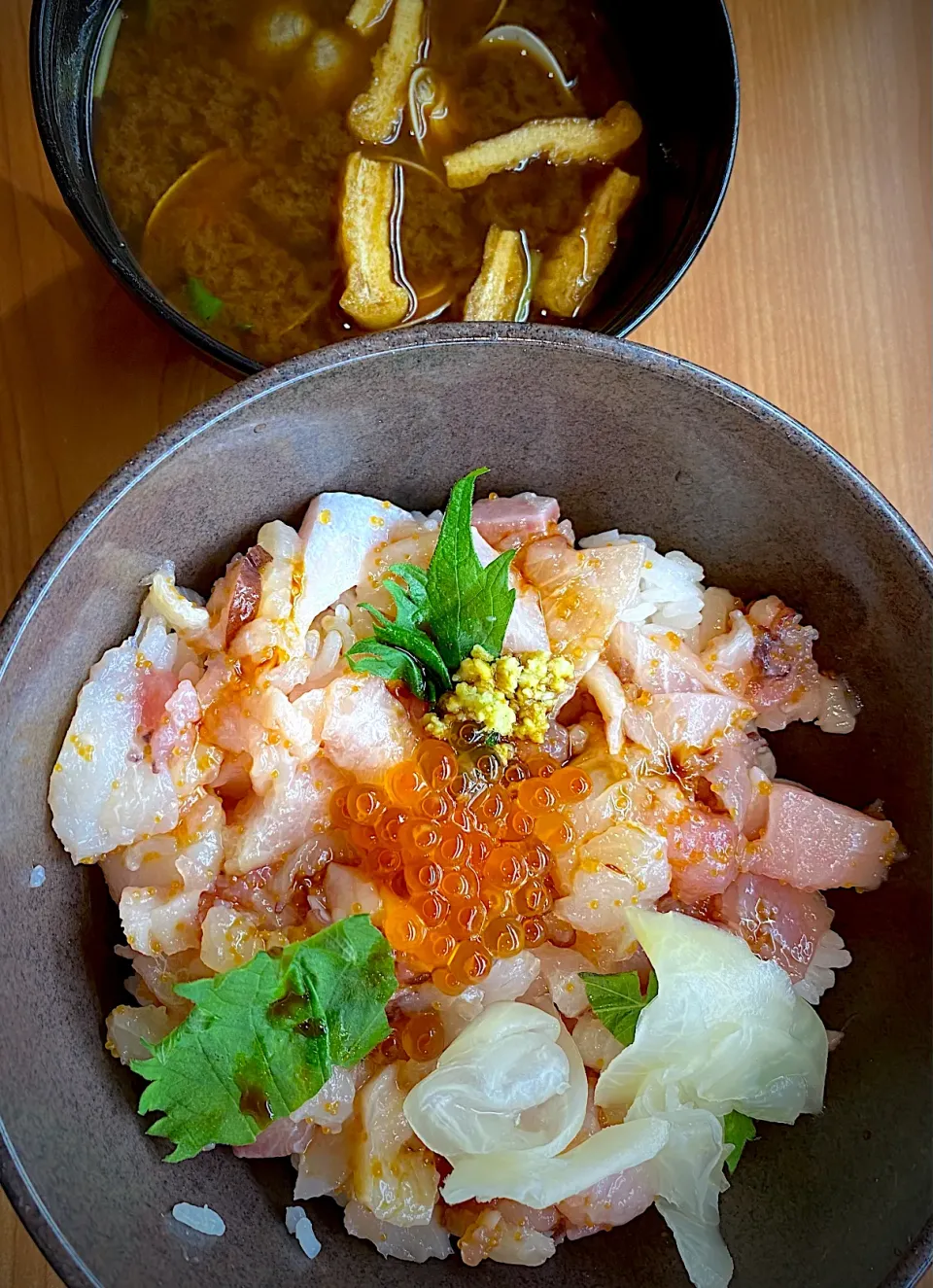 くら寿司 海鮮丼と赤だし 840円|すくらんぶるえっぐさん