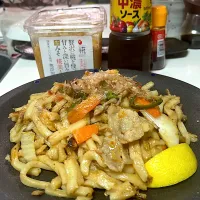 Snapdishの料理写真:黄金比万能味ソースに隠し味のラー油で焼きうどん|きなこさん