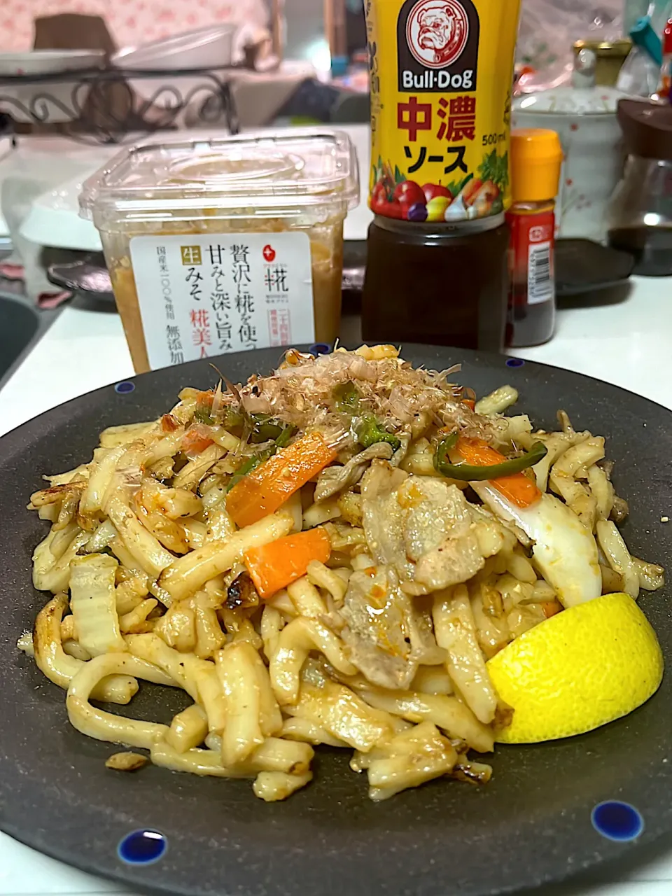 Snapdishの料理写真:黄金比万能味ソースに隠し味のラー油で焼きうどん|きなこさん