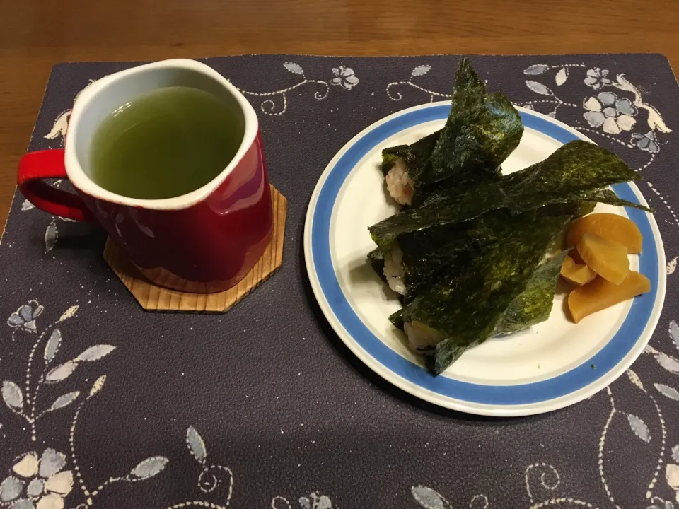 Snapdishの料理写真:おにぎり、沢庵、熱い日本茶(朝ご飯)|enarinさん