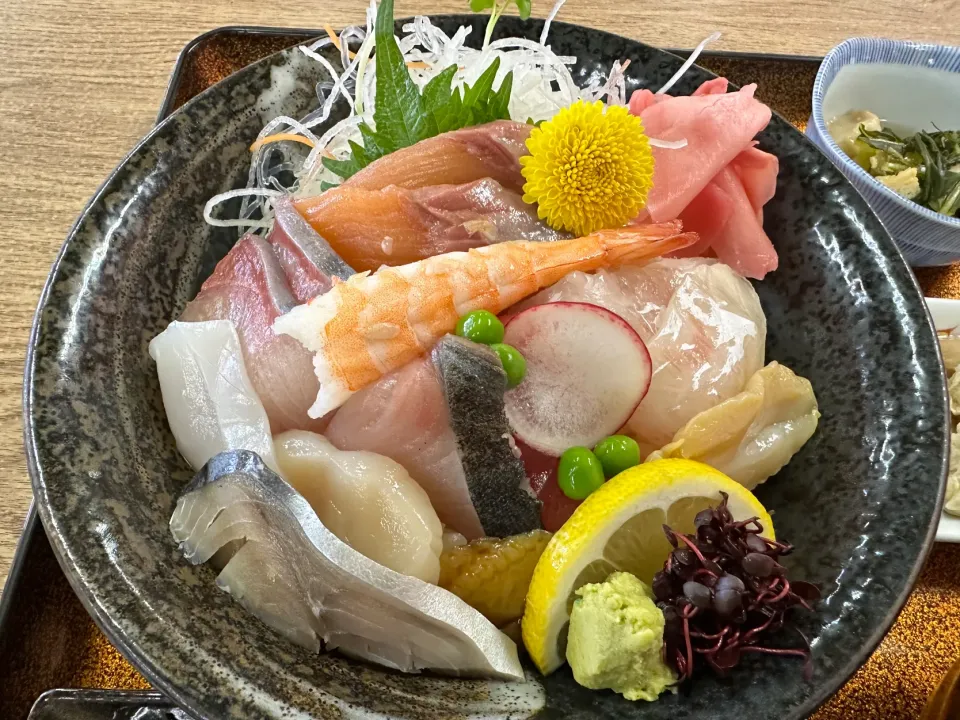 Snapdishの料理写真:名物海鮮丼🐟🦐🦑|buhizouさん