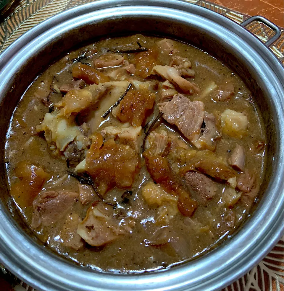 Left over port knuckle turn to lechon paksiw cook in vinegar, liver sauce and oregano|Ahnneさん