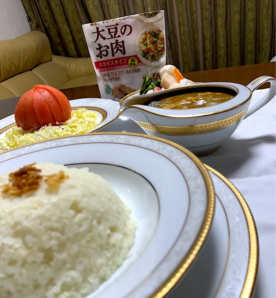 Snapdishの料理写真:大豆のお肉でカレー　大豆のお肉柔らかくて美味しいよね(*´∇｀*)|まさこさん