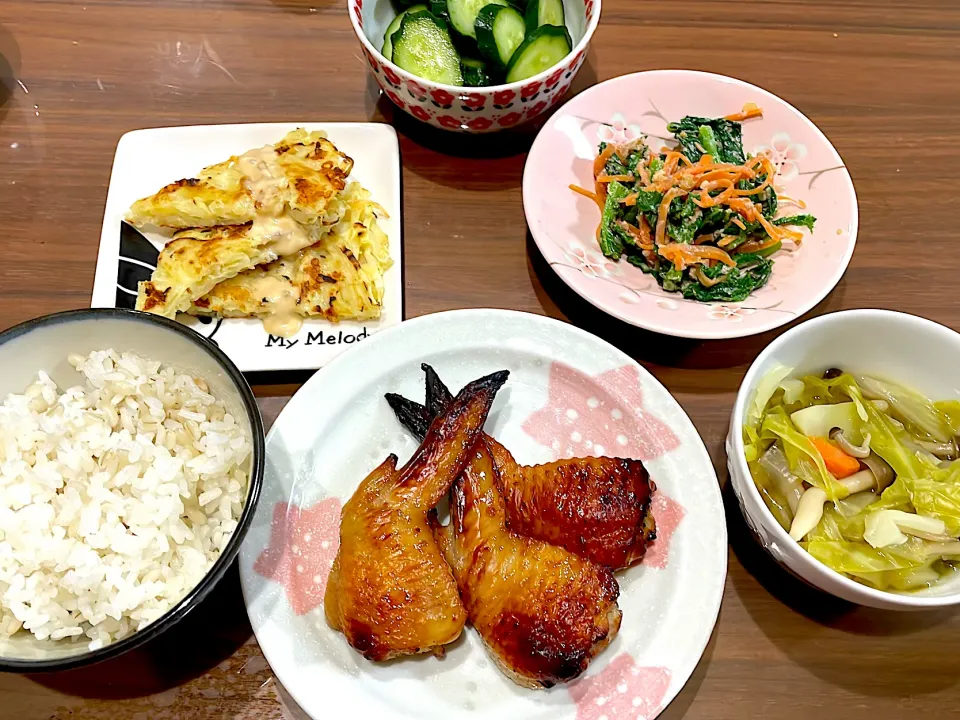 手羽先のこくうま照り焼き　野菜スープ　菜花と人参のくるみ味噌和え　きゅうりのぬか漬け　キャベツとじゃがいものおやき|おさむん17さん