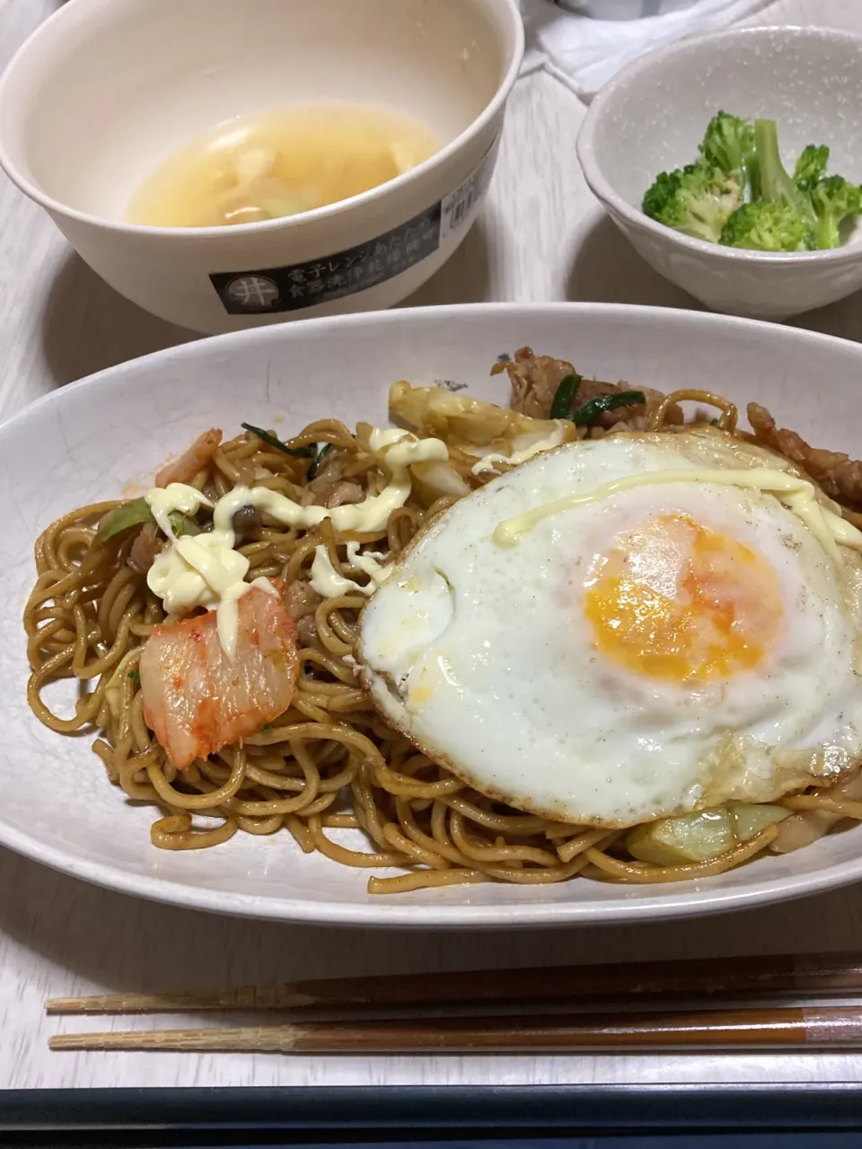 目玉焼きのせキムチ焼きそば、ゆでブロッコリーの温サラダ、薄揚げ味噌汁|Ayaさん