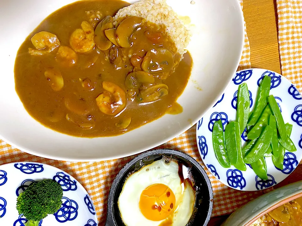 大好きエビカレー🦐、スナップエンドウ、目玉焼き🍳、ブロッコリー🥦|1614さん