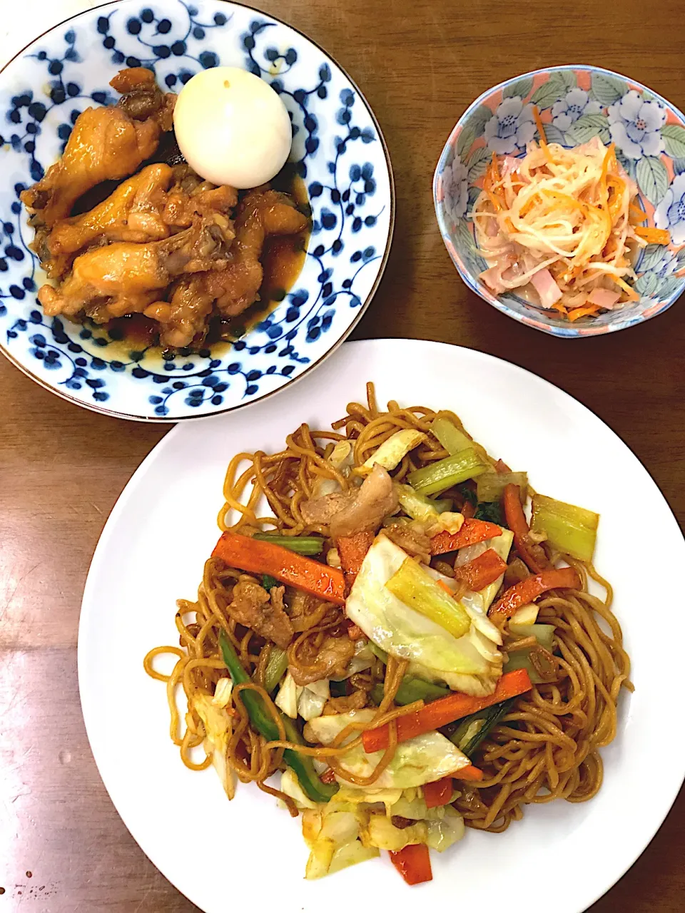 焼きそば、手羽元と卵甘辛煮、大根にんじん胡麻サラダ|みゆき🍑さん