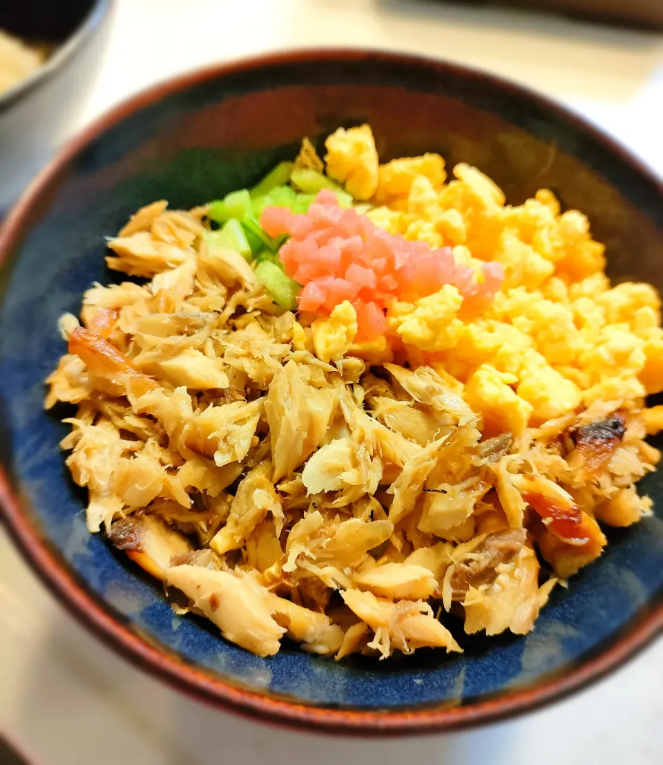 Snapdishの料理写真:塩サバそぼろ丼！|なと_1641さん