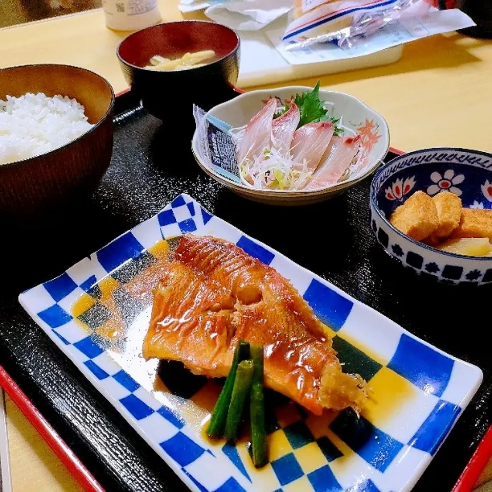 赤魚の煮付け定食、シイラの刺身付き
小鉢はミニミニ厚揚げと大根の煮物。

煮汁には酒をふんだんに使ってるので美味しいです。合成酒ですが…|ariyo4200さん