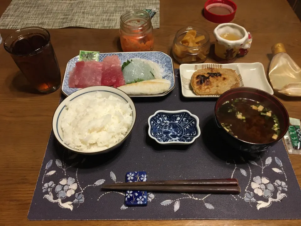 ご飯、びんちょうまぐろの刺身、スルメイカお造り、網焼きじゃこ天、辛子明太子、沢庵、烏龍茶、パインミックスジュース寒天(夕飯)|enarinさん