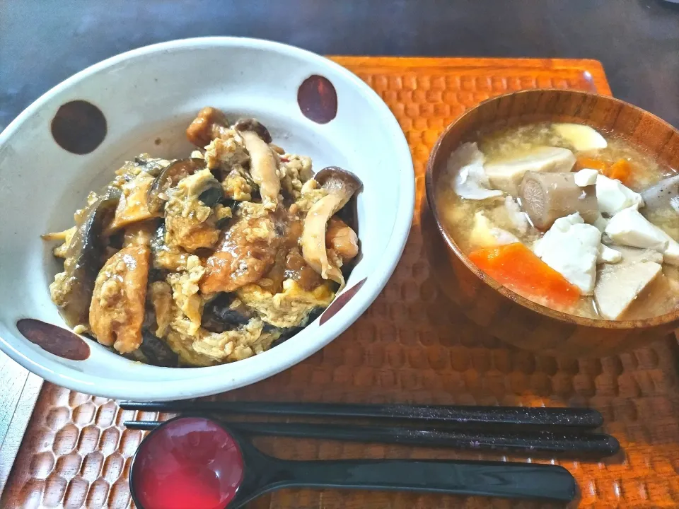 鶏むね肉と茄子の味噌炒め卵とじ丼＆
豚汁定食|vege食堂さん