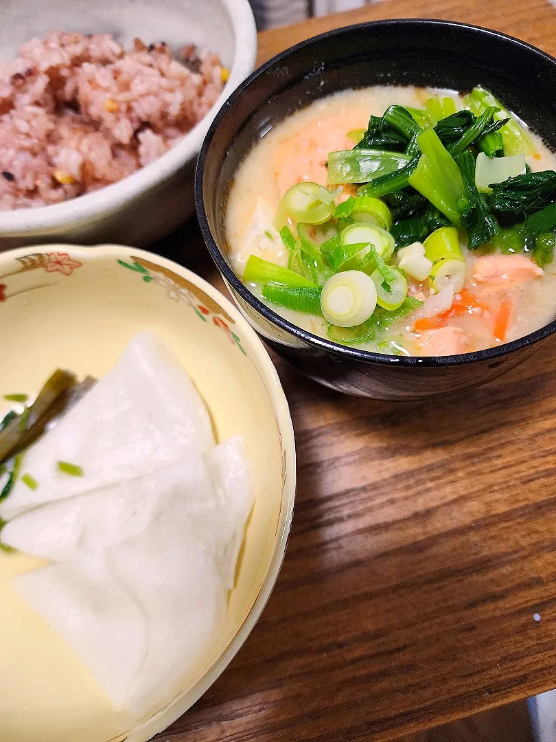 私の冬の健康は酒粕から始まる。今日のお弁当用味噌汁に酒粕をドバドバっと。人参、大根、鮭、小松菜、葱。粕汁に大藤さんの千枚漬。 
私にとってはご馳走。|Tokukoさん