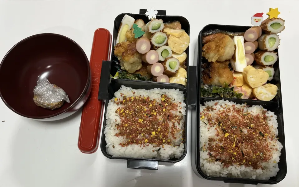 パパ弁と長男弁当。左パパ。右長男。☆鮭☆塩唐揚げ☆チーズ入りはんぺん☆チーズinソーセージピック☆ちくわ胡瓜ピック☆ほうれん草の胡麻和え☆ハート形卵焼き☆みそ玉（パパ弁）☆すき焼き味のふりかけ|Saharaさん